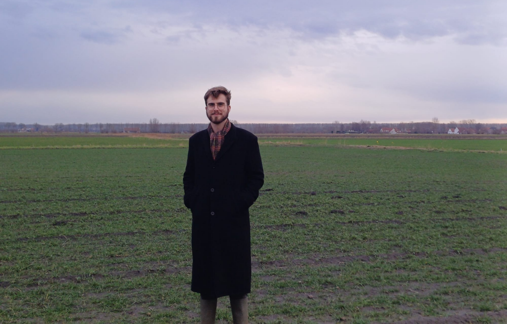 Xander Bruins bij de restanten van kasteel De Blauwe Poort in Heille