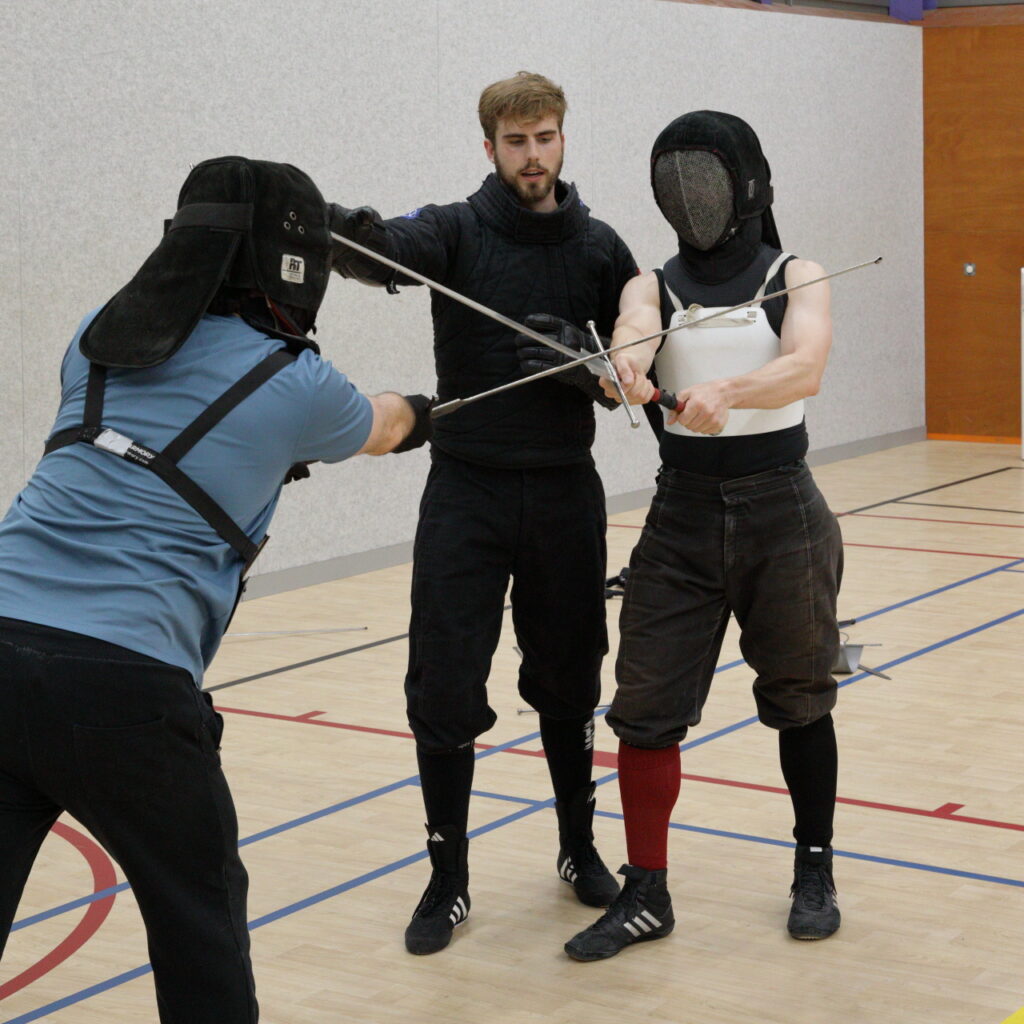 Xander Bruins geeft les in HEMA tijdens een workshop zwaardvechten.